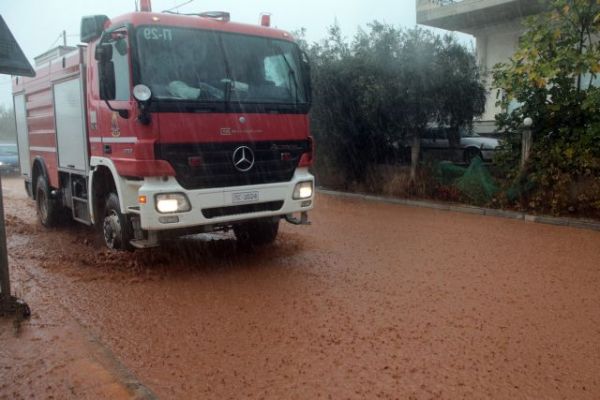 Ιανός : Διασώθηκε η τριμελής οικογένεια στους Σοφάδες Καρδίτσας