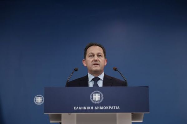 Πέτσας για Μόρια: Κάποιοι δεν σέβονται τη χώρα που τους φιλοξενεί και έβαλαν δεύτερη πυρκαγιά