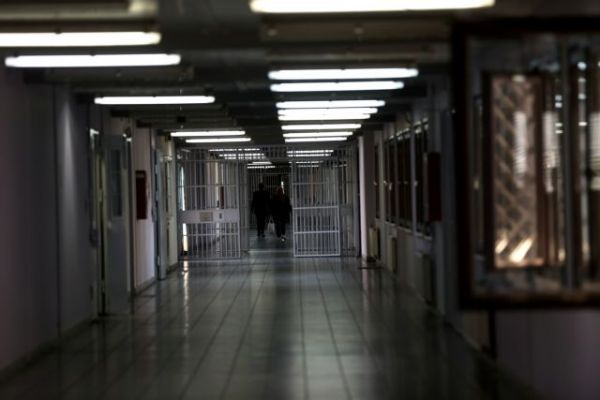 Εφοδος στις φυλακές Δομοκού: Βρέθηκαν κινητά τηλέφωνα, φορτιστές και αυτοσχέδια σουβλιά