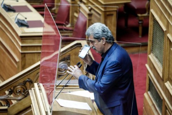 Απορρίφθηκε η αίτηση άρσης ασυλίας Πολάκη – Εκανε σόου στη Βουλή με τραγούδι του Καζαντζίδη