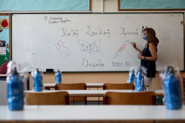 Αγώνας δρόμου για να φθάσουν εγκαίρως οι μάσκες στα σχολεία