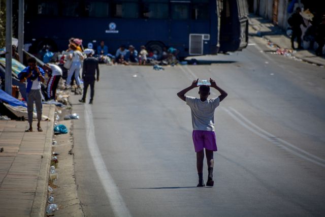 Μόρια : «Στάχτη» έγινε η δομή - Σε τραγική κατάσταση πρόσφυγες στους δρόμους του νησιού