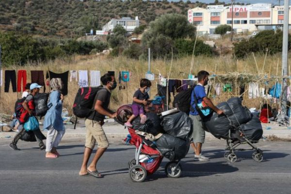Λέσβος: Συνεχίζεται η επιχείρηση της Αστυνομίας στο Καρά Τεπέ – Νέες εικόνες απελπισίας