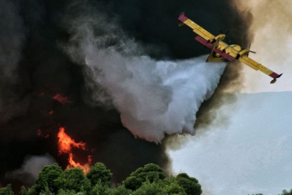 Συνεχίζεται η μάχη με τις φλόγες στο Σοφικό Κορινθίας – Σπεύδει κλιμάκιο της μονάδας εμπρησμών