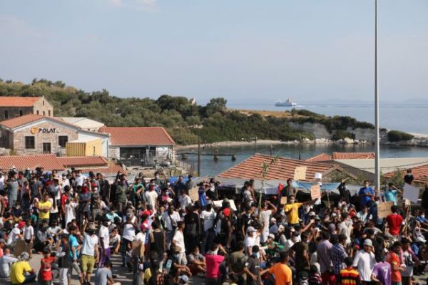 Λέσβος: Τραγική η κατάσταση των προσφύγων – Παραμένουν άστεγοι, δέχτηκαν επίθεση από τα ΜΑΤ