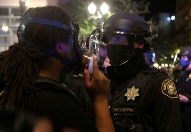 ΗΠΑ: Συγκρούσεις αστυνομίας με διαδηλωτές στο Πόρτλαντ – Πάνω από 12 συλλήψεις