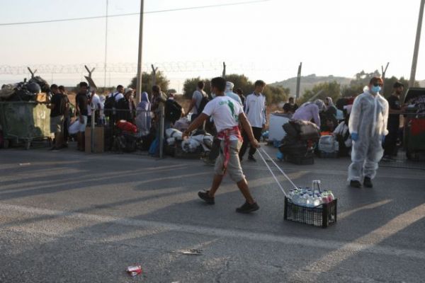 Λέσβος : Άνοιξαν οι δρόμοι – 9.000 πρόσφυγες στη νέα δομή