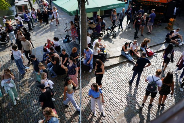 Κοροναϊός: Περιορισμό στις κοινωνικές επαφές και μείωση των ωρών λειτουργίας στις παμπ, μελετά ο Τζόνσον