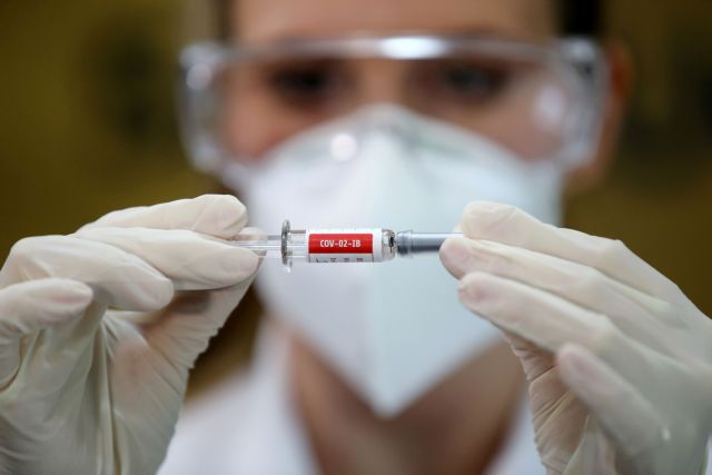 AstraZeneca : Τι σημαίνει η αναστολή δοκιμών του εμβολίου – Ο Μόσιαλος εξηγεί