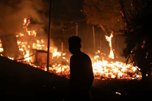 Δεύτερη νύχτα αγωνίας στη Μόρια - Νέα φωτιά στο ΚΥΤ και στους δρόμους  χιλιάδες πρόσφυγες | in.gr