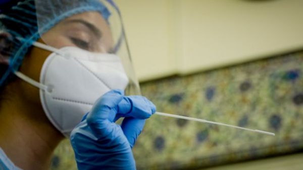 Γιατρός διαγνώστηκε ξανά με κοροναϊό – Τι λέει στο MEGA