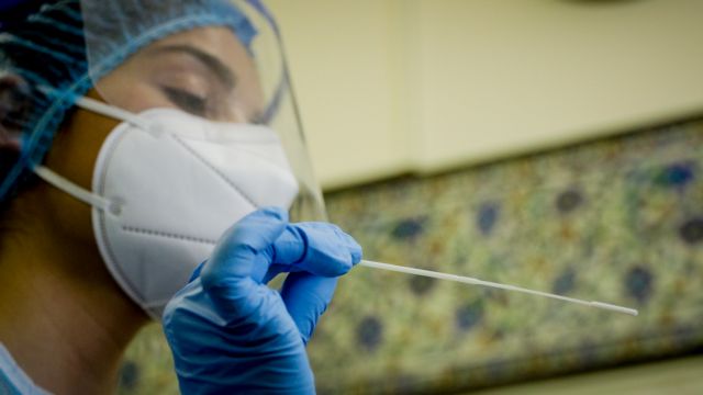 Γιατρός διαγνώστηκε ξανά με κοροναϊό – Τι λέει στο MEGA