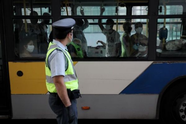 Κοροναϊός: Ακραία φαινόμενα με ξύλο και διαπληκτισμούς για τη μάσκα