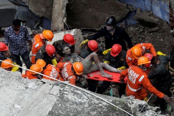Ινδία: Δέκα νεκροί από κατάρρευση πολυκατοικίας – Πολλοί παγιδευμένοι