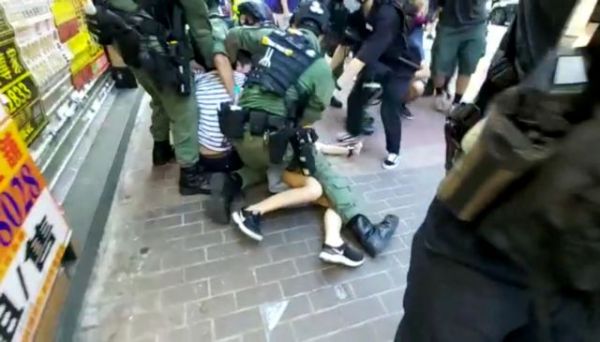 Χονγκ Κονγκ : Σοκάρουν οι εικόνες της βίαιης σύλληψης 12χρονης από την αστυνομία