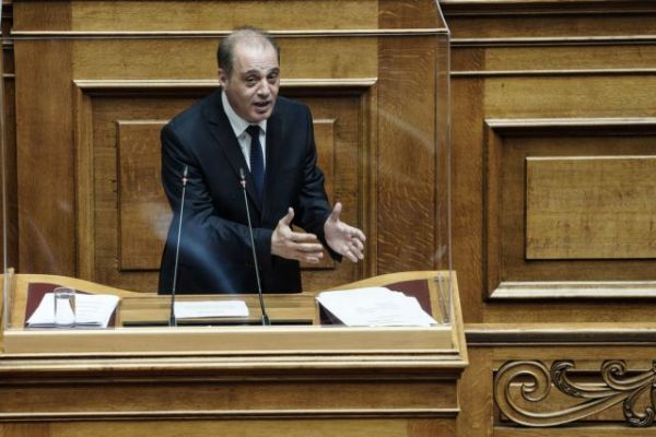 Προκλητικός Βελόπουλος: Εγώ στο παιδί μου δεν θα έβαζα μάσκα