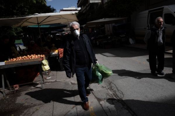 Αυστηρή σύσταση για γενική χρήση μάσκας στους άνω των 65 ετών – Ποιους χώρους να αποφεύγουν
