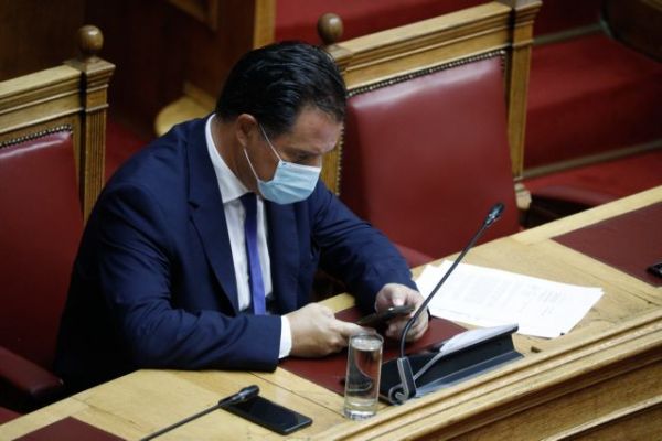 Άδωνις Γεωργιάδης: Ανέβασε φωτογραφία με τον καναπέ από το γραφείο του Παπαθανάση