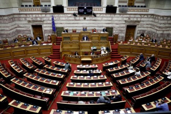 Βουλή: Στα χαρακώματα τα κόμματα για το δεύτερο κύμα του κοροναϊού