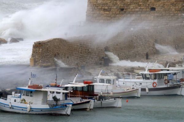 «Ιανός»: Ασφαλίστε τα σπίτια σας, αποφύγετε μετακινήσεις – Όλες οι οδηγίες Χαρδαλιά για την κακοκαιρία