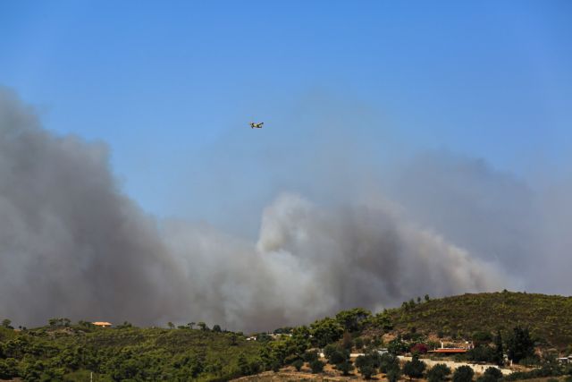 Ανεξέλεγκτη η φωτιά στα Καλύβια: Καίγονται σπίτια – Εκκενώνονται Ανάβυσσος και Φώκαια
