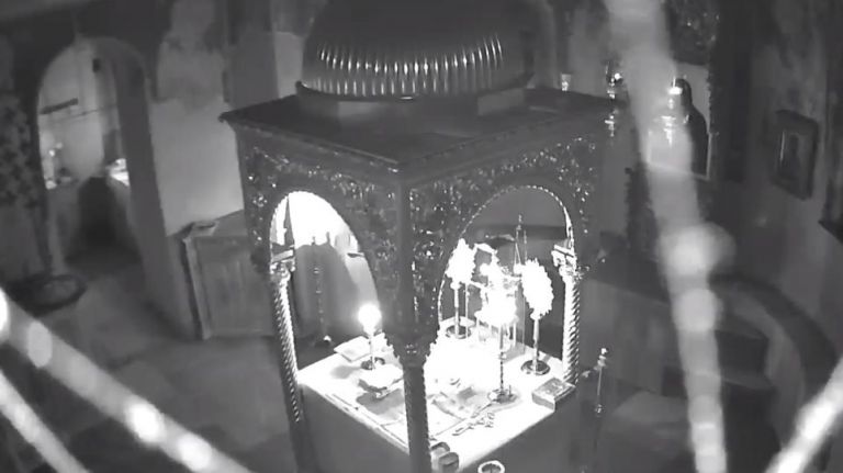 Σεισμός στο Άγιο Όρος: Καρέ καρέ η στιγμή που τα 5,2 Ρίχτερ «χτυπούν» ναό