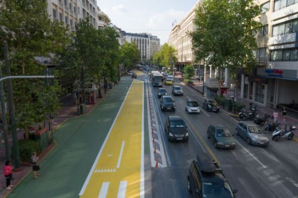 Η ζωή στο κέντρο της παλιάς Αθήνας – Πώς ήταν η οδός Πανεπιστημίου το 1953