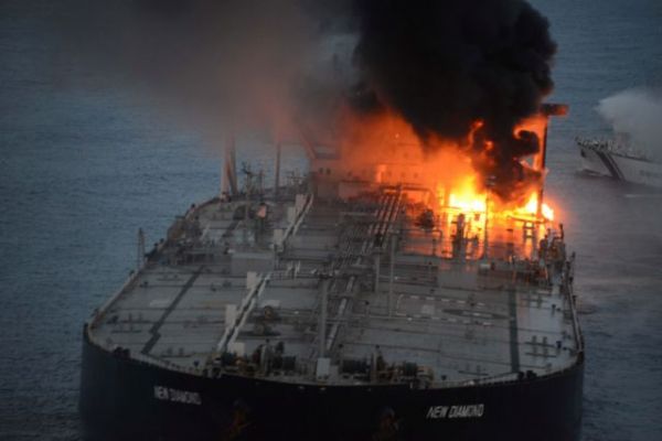 Παρανάλωμα του πυρός το δεξαμενόπλοιο στη Σρι Λάνκα – Μετέφερε 2 εκατ. βαρέλια πετρελαίου