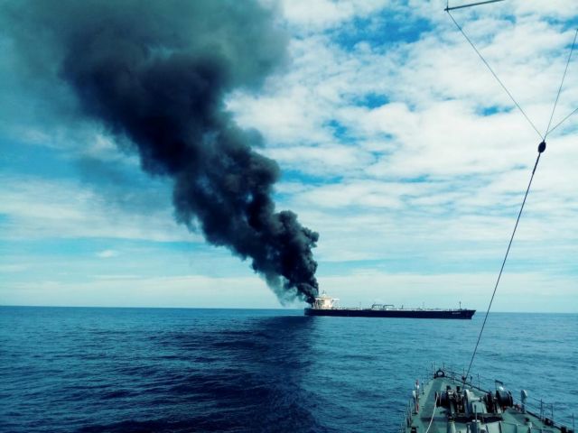 Καρέ καρέ η ώρα που δεξαμενόπλοιο τυλίγεται στις φλόγες – Απίστευτες αεροφωτογραφίες