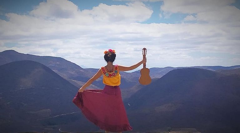 Στέλλα Παππά: Τραγουδοποιός αποκλεισμένη στο Μεξικό διοργανώνει live streaming συναυλία