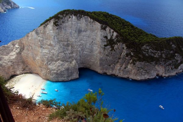 Κοροναϊός: 20 Βρετανοί επέστρεψαν με τον ιό από τη Ζάκυνθο – Κόμπαζαν πως δεν τηρούσαν τα μέτρα