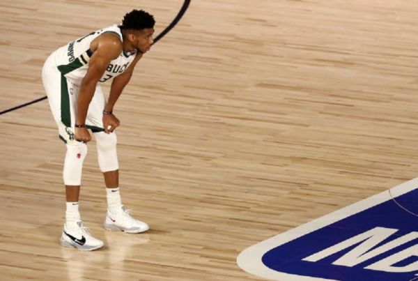 Έξω για το υπόλοιπο του Game 4 ο Αντετοκούνμπο – Ήταν καταιγιστικός μέχρι να τραυματιστεί ξανά