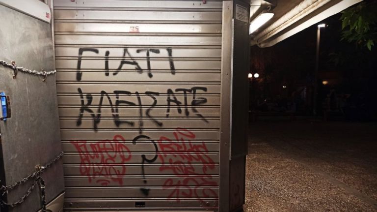 «Να μας αφήσουν ήσυχους»: Έξαλλοι με τα νέα μέτρα οι περιπτεράδες – Τι λένε στο in.gr για το λουκέτο από τα μεσάνυχτα