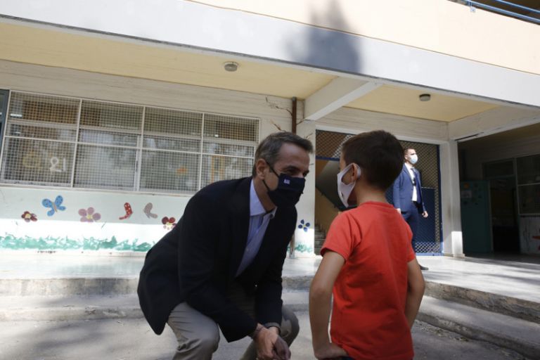 Στο 7ο δημοτικό σχολείο Αγίων Αναργύρων ο Μητσοτάκης – Του έκαναν θερμομέτρηση [εικόνες]