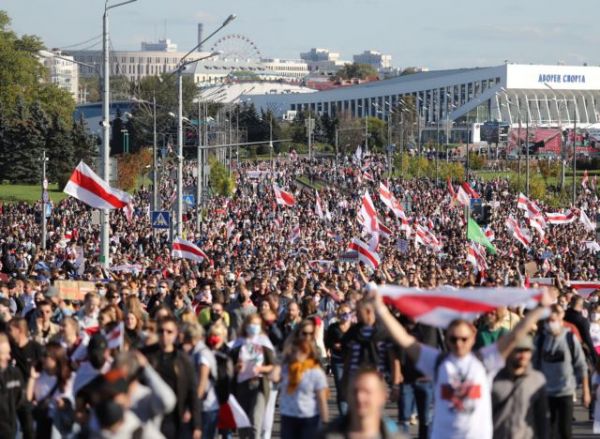 «Ξεκουμπίσου»: Δεκάδες χιλιάδες διαδηλωτές στη Λευκορωσία ζητoύν την παραίτηση Λουκασένκο [Εικόνες]