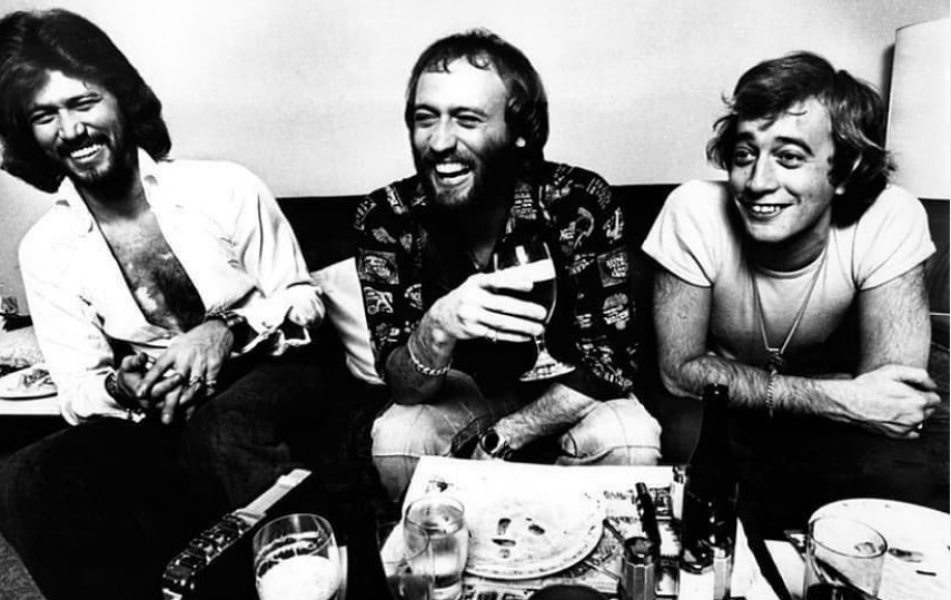 Bee Gees: Έρχεται ντοκιμαντέρ για το θρυλικό συγκρότημα της pop