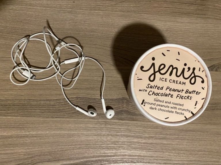 Μπάιντεν : Με ακουστικά για iPhone και παγωτό απάντησε στις κατηγορίες του Τραμπ