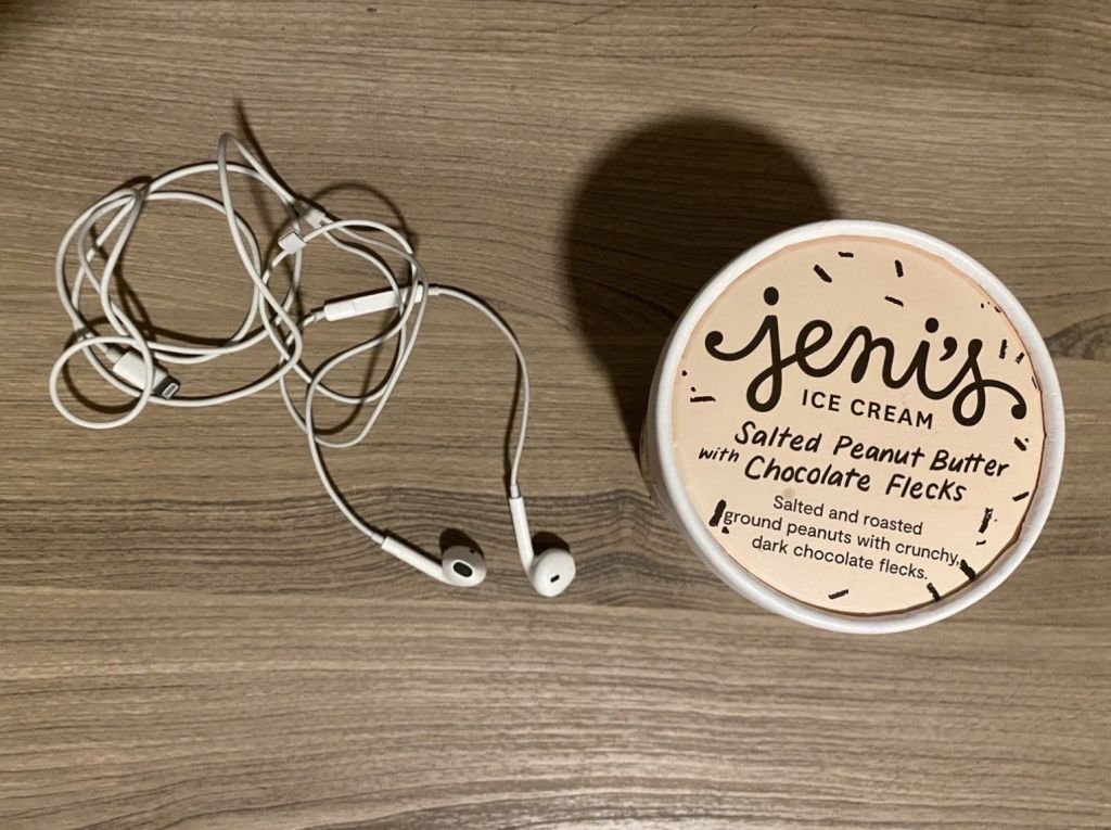 Μπάιντεν : Με ακουστικά για iPhone και παγωτό απάντησε στις κατηγορίες του Τραμπ