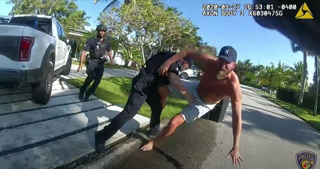 Βίντεο : Αστυνομικοί ρίχνουν στο έδαφος και περνούν χειροπέδες σε πρώην συνεργάτη του Τραμπ