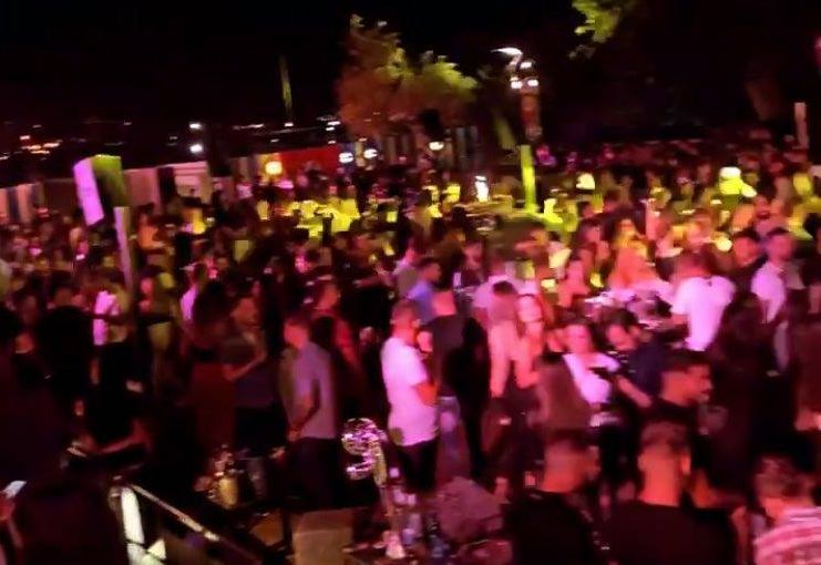 Κοροναϊός:  Ξέφρενα πάρτι στην «κόκκινη» Αττική – Συνωστισμός και διασκέδαση χωρίς κανένα μέτρο