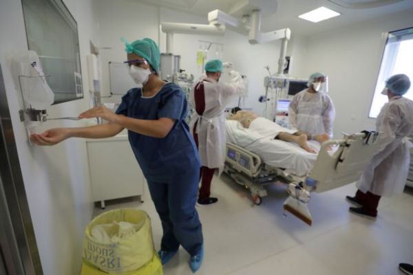 Κοροναϊός : Στο «κόκκινο» η Γαλλία – Εκρηκτική αύξηση κρουσμάτων και αρνητικό ρεκόρ