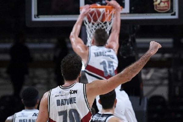 Με Ντατόμε MVP πήρε το Super Cup η Αρμάνι