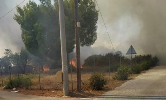 Σε ύφεση η πυρκαγιά στην Αρτέμιδα Αττικής