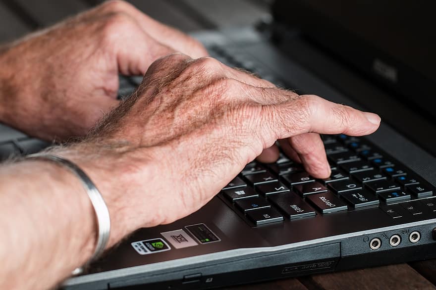 Σε δεινούς χρήστες του διαδικτύου μετέτρεψε πολλούς ηλικιωμένους ο κοροναϊός