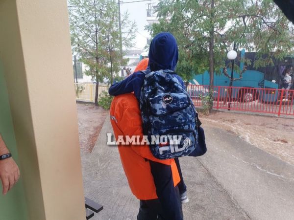 Λουτρά Υπάτης: Πυροσβέστες έβγαλαν αγκαλιά μαθητές από δημοτικό σχολείο