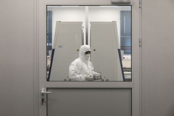 «Πυρά» ΣΥΡΙΖΑ προς ΕΚΕΑ και υπ. Υγείας για τα τεστ κοροναϊού