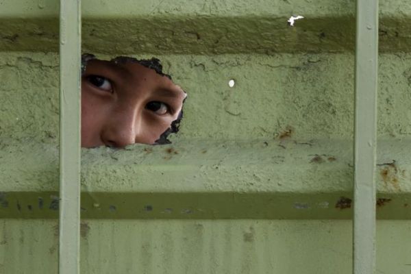 Φυλακισμένοι σε δομές – υγειονομικές «βόμβες» οι πρόσφυγες, ενώ ο κοροναϊός καραδοκεί