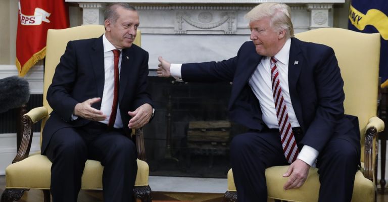 Μενέντεζ : Ζητά επίσημα να κατατεθούν τα αρχεία επαφών Τραμπ – Ερντογάν