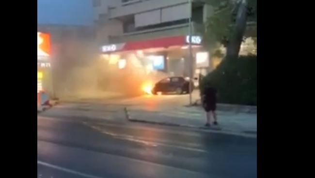 Τρόμος στην παραλιακή : Πήρε φωτιά το αυτοκίνητό της και το ακινητοποίησε μέσα σε βενζινάδικο