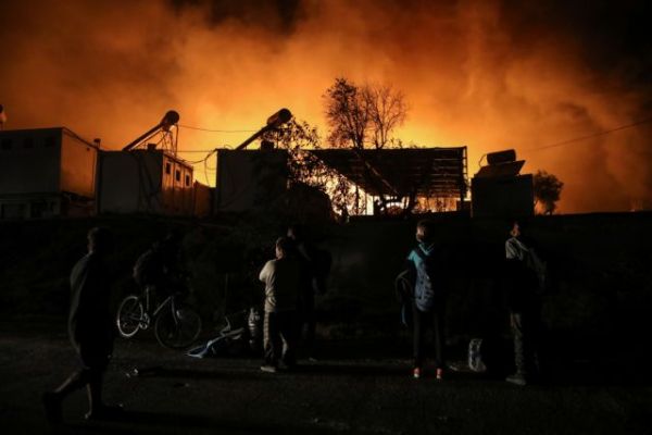 Επεισόδια με πέτρες και δακρυγόνα μετά τη νέα φωτιά στη Μόρια